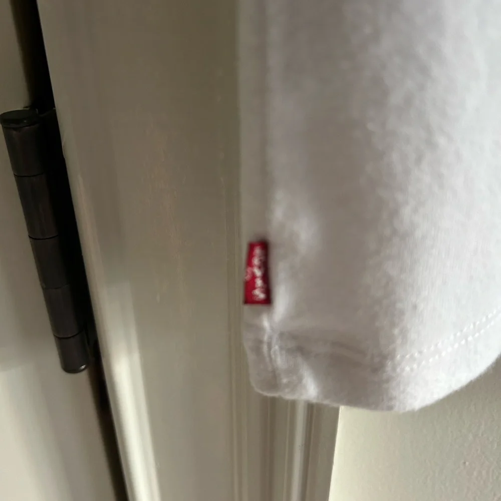 Classic White T-Shirt with Black Striped Collar-Levi’s. - Picture 6 of 6